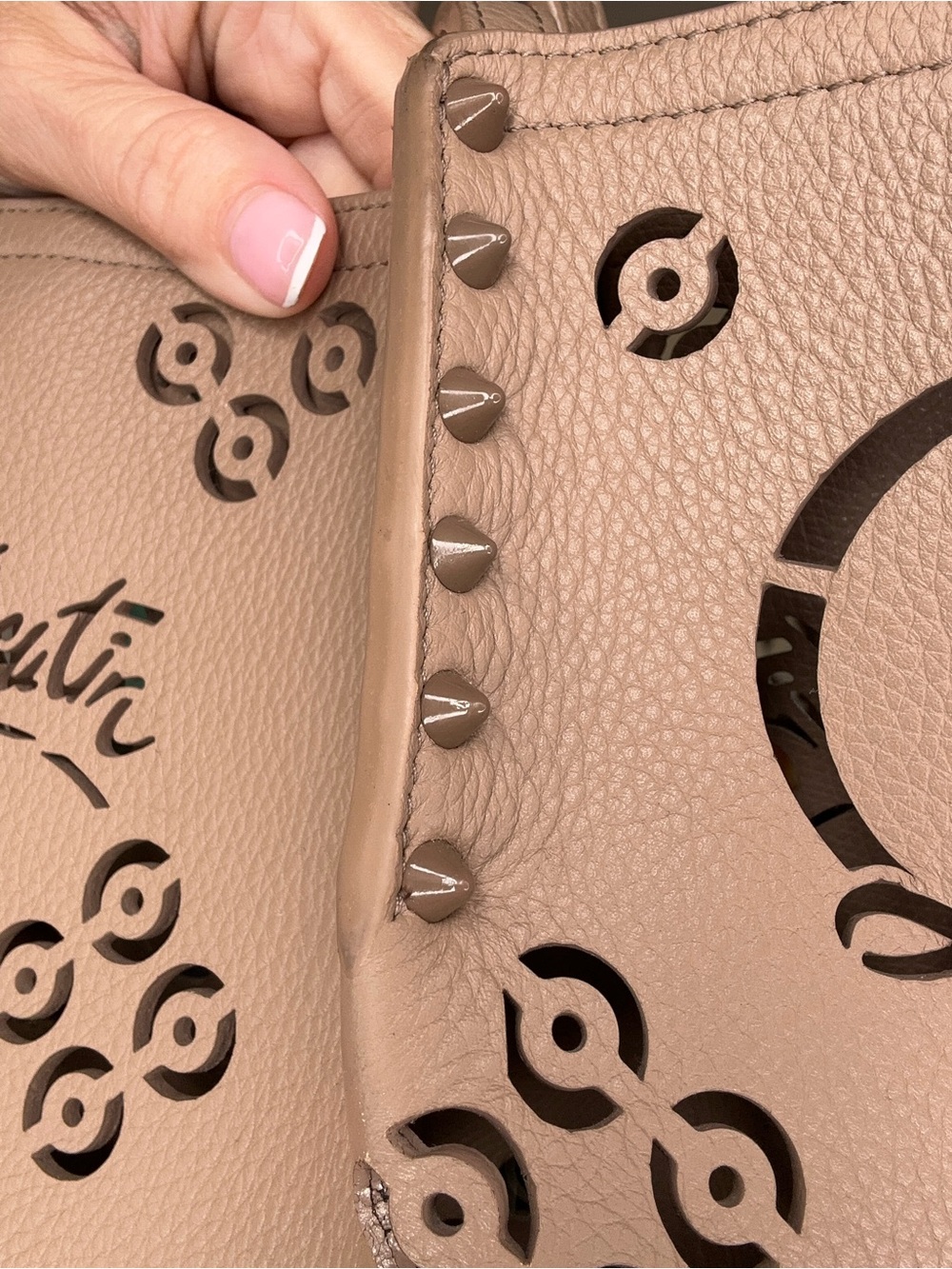 Christian Louboutin Cabarock Loubinthesky Large Leather Tote Leche Taupe Spiked - Picture 9 of 10